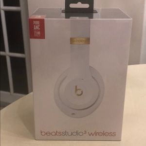 beatsstudio3 wireless headphones - brand new !